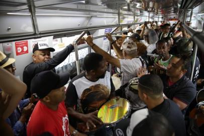  PORTO ALEGRE, RS, BRASIL - O Dia Nacional do Samba ou Dia do Samba é comemorado anualmente em 2 de dezembro. Na capital sambistas tocaram dentro do Trensurb.