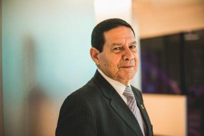 'Nós somos irmãos siameses', diz Mourão sobre BolsonaroSP - ELEIÇÕES 2018/BOLSONARO/MOURÃO - POLÍTICA - O general da reserva Hamilton Mourão (PRTB), eleito vice-presidente na     chapa de Jair Bolsonaro (PSL), é fotografado na sede do SBT, em São Paulo,     na segunda-feira, 29. Mourão (PRTB) afirmou ao jornal O Estado de S. Paulo     que se considera um "assessor privilegiado" do novo governo. "Sou um     assessor eleito. É diferente dos ministros, que podem ser escalados e     'desescalados' a qualquer momento. Eu não posso ser 'desescalado'", disse     Mourão. Segundo o vice, ele e Bolsonaro são "irmãos siameses". "Estamos     juntos mesmo."     29/10/2018 - Foto: VALÉRIA GONÇALVEZ/ESTADÃO CONTEÚDOEditoria: POLÍTICALocal: SÃO PAULOIndexador: VALÉRIA GONÇALVEZFotógrafo: ESTADÃO CONTEÚDO