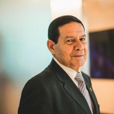 'Nós somos irmãos siameses', diz Mourão sobre BolsonaroSP - ELEIÇÕES 2018/BOLSONARO/MOURÃO - POLÍTICA - O general da reserva Hamilton Mourão (PRTB), eleito vice-presidente na     chapa de Jair Bolsonaro (PSL), é fotografado na sede do SBT, em São Paulo,     na segunda-feira, 29. Mourão (PRTB) afirmou ao jornal O Estado de S. Paulo     que se considera um "assessor privilegiado" do novo governo. "Sou um     assessor eleito. É diferente dos ministros, que podem ser escalados e     'desescalados' a qualquer momento. Eu não posso ser 'desescalado'", disse     Mourão. Segundo o vice, ele e Bolsonaro são "irmãos siameses". "Estamos     juntos mesmo."     29/10/2018 - Foto: VALÉRIA GONÇALVEZ/ESTADÃO CONTEÚDOEditoria: POLÍTICALocal: SÃO PAULOIndexador: VALÉRIA GONÇALVEZFotógrafo: ESTADÃO CONTEÚDO