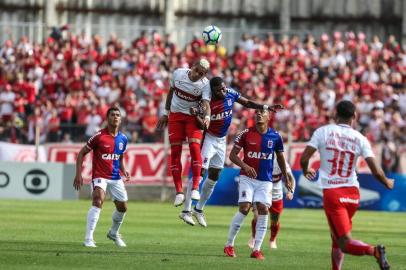 Parana X InterPR - BRASILEIRAO - PARANA CLUBE X INTERNACIONAL  - ESPORTES -  Juninho , do ParanÃ¡, em lance com Jonatan , do Internacional durante partida da 38Âª rodada do Campeoanto Brasileiro 2018, realizada no EstÃ¡dio Durival Britto e Silva (Vila Capanema), em Curitiba (PR), neste domingo (2). Foto: Geraldo Bubniak /AGBEditoria: SPOLocal: CuritibaIndexador: Foto: Geraldo Bubniak/AGBSecao: SoccerFonte: AGBFotógrafo: Geraldo Bubniak /AGB