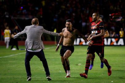 RECIFE, PE - 02.12.2018: SPORT X SANTOS - Rogerio jogador do Sport comemorando gol durante Sport x Santos realizada neste Domingo(2), partida válida pela 38ª rodada do Campeonato Brasileiro da Série A 2018, realizada no Ilha do Retiro em Recife, PE. (Foto: Rafael Melo/Fotoarena/Lancepress!)