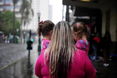  CAXIAS DO SUL, RS, BRASIL, 28/11/2018Condenada por tráfico, Eliane Cavalheiro cumpre pena em prisão domiciliar em razão dos filhos. Ele cuida de filhas gemêas e um menino. Mora na Galeria do Comércio, no Centro de Caxias do Sul, para poder à tarde vender chocolates pela rua. (Lucas Amorelli/Agência RBS)