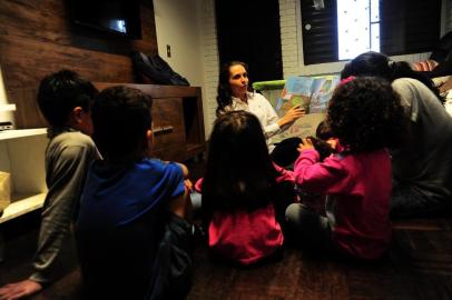  CAXIAS DO SUL, RS, BRASIL, 29/11/2018. Gabriela de Araújo Solio, 41 anos, é voluntária em contação de histórias para crianças e adolescentes de casas lares e abrigos de Caxias do Sul. (Porthus Junior/Agência RBS)