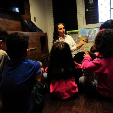  CAXIAS DO SUL, RS, BRASIL, 29/11/2018. Gabriela de Araújo Solio, 41 anos, é voluntária em contação de histórias para crianças e adolescentes de casas lares e abrigos de Caxias do Sul. (Porthus Junior/Agência RBS)