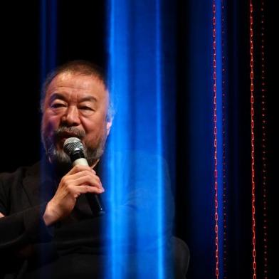  PORTO ALEGRE, RS, BRASIL, 08/10/2018: Artista e ativista chinês Ai Weiwei é entrevistado pelo curador brasileiro Marcello Dantas no Fronteiras do Pensamento. (CAMILA DOMINGUES/AGÊNCIA RBS)