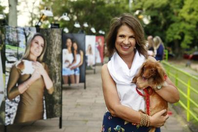  PORTO ALEGRE, RS, BRASIL - 28/11/2018 - Coluna Social do lançamento da exposição Amo Meu Pet, de Lisette Guerra. Na foto: Lisette Guerra e a cadelinha Clara (FOTO: ANSELMO CUNHA/ESPECIAL)