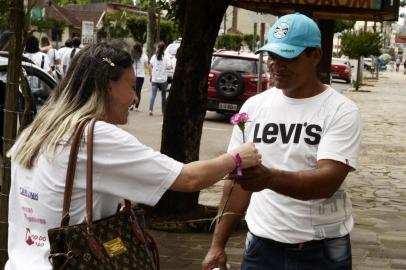 Mulheres fazem atividade contra a violência doméstica em Vacaria. No sábado, distribuíram flores para homens na cidade.