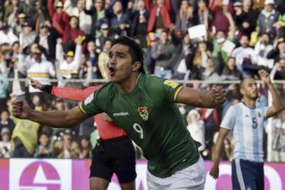 Bolivia's forward Marcelo Martins celebrates after scoring against Argentina during their 2018 FIFA World Cup qualifier football match in  La Paz on March 28, 2017. / AFP PHOTO / AIZAR RALDES