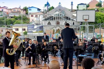 Moradores da zona oeste de Caxias do Sul aproveitaram um pouco da programação do Natal Caxias Mais Presente. Na tarde de domingo, o Coro Juvenil do Moinho-UCS e a Orquestra Municipal de Sopros animaram cerca de 800 pessoas, segundo a prefeitura, no Cidade Nova.