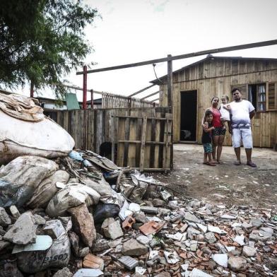  PORTO ALEGRE, RS, BRASIL, 30/11/2018: Um incêndio tirou várias pessoas do local há seis anos. Desde então, esses moradores aguardam a construção de prédios que abrigariam mais de 700 famílias. Entretanto, a obra nunca saiu do papel. Na foto: Moisés Petri, Samanta Fernandes, Vinicius e Lavínia Indexador: ISADORA NEUMANN