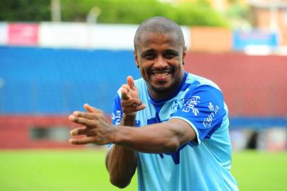  CAXIAS DO SUL, RS, BRASIL, 11/01/2017. Atacante João Paulo do Caxias concede entrevista ao jornal Pioneiro. João Paulo é um dos destaques da SER Caxias para o Campeonato Gaúcho 2018 (Gauchão 2018). Na foto, comemoração Sniper. (Porthus Junior/Agência RBS)