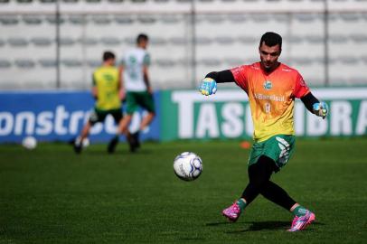  CAXIAS DO SUL, RS, BRASIL, 18/10/2018 - A equipe do juventude treinou na tarde desta quinta feira. O técnico Luiz Carlos Winck permitiu a presença da imprensa apenas no aquecimento do grupo.NA FOTO: goleiro Douglas. (Marcelo Casagrande/Agência RBS)