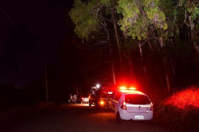  Seis suspeitos de participação no assalto a bancos em Ibiraiaras, no norte do Estado, nesta segunda-feira (3), foram mortos durante cerco policial entre o fim da tarde e o início da noite, segundo a Brigada Militar (BM). A informação foi confirmada pelo tenente-coronel Cláudio Feóli, comandante do Batalhão de Operações Especiais (BOE) da BM. Os bandidos teriam sido mortos em meio a tiroteio com o Grupo de Ações Táticas Especiais (Gate).