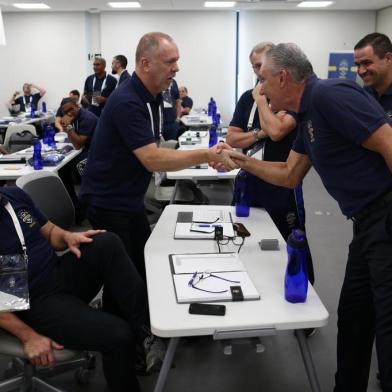 Técnico da Seleção Brasileira, Tite (D) cumprimenta o colega Mano Menezes, sob olhar de Dunga (E). Os três gaúchos são alunos do curso Licença Pro, mais alta graduação oferecida a treinadores no Brasil e organizado pela CBF Academy, braço educacional da CBF.