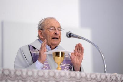  FARROUPILHA, RS, BRASIL 04/12/2018Padre Fabio Piazza completará 100 anos e ainda está ativo dentro das atividades da igreja, na foto o padre selebra a missa no Santuário de Caravaggio em Farroupilha. (Felipe Nyland/Agência RBS)