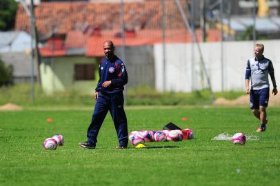  CAXIAS DO SUL, RS, BRASIL, 04/12/2018. Treino da SER Caxias no CT. O Caxias está se preparando para o Gauchão 2019. Na foto, técnico Pingo. (Porthus JUnior/Agência RBS)Indexador: Porthus Junior                  