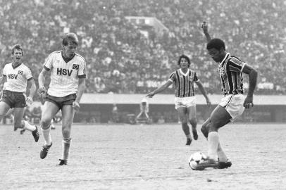  -Grêmio Campeão do Mundo 1983.-Grêmio Campeão Mundial Interclubes, em Tóquio, no Japão, em 1983.GRÊMIO 2 x 1 HAMBURGOEstádio Nacional de Tóquio-CRÉDITO: Luís Ávila, Agência RBS, 11/12/1983-#Envelope: 16705