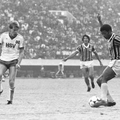  -Grêmio Campeão do Mundo 1983.-Grêmio Campeão Mundial Interclubes, em Tóquio, no Japão, em 1983.GRÊMIO 2 x 1 HAMBURGOEstádio Nacional de Tóquio-CRÉDITO: Luís Ávila, Agência RBS, 11/12/1983-#Envelope: 16705