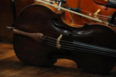  CAXIAS DO SUL, RS, BRASIL 09/03/2015Ensaio da Orquestra Sinfônica da UCS, regida pelo maestro Manfredo Schmiedt. (Felipe Nyland/Agência RBS)Indexador: FELIPE NYLAND                   