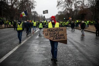  Yellow vests (Gilets jaunes) protesters demonstrate against rising oil prices and living costs, on December 1, 2018 in Paris. (Photo by Abdulmonam EASSA / AFP)Editoria: FINLocal: ParisIndexador: ABDULMONAM EASSASecao: civil unrestFonte: AFPFotógrafo: STR