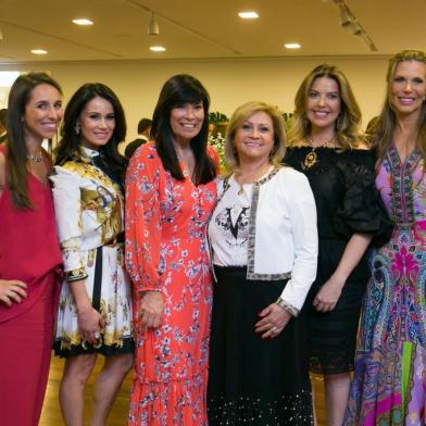  PORTO ALEGRE, RS, BRASIL, 04.12.2018. Voluntárias pela Vida com Dulce Helene Goettems.  Lançamento do Livro Arte à Mesa - Anfiriões Porto Alegre, no Instituto Ling.  (FOTO ANDRÉA GRAIZ/AGÊNCIA RBS).Indexador: Anderson Fetter