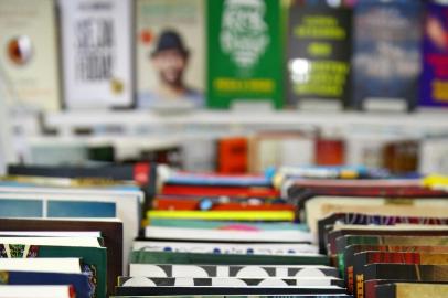  PORTO ALEGRE, RS, BRASIL, 18/11/2018: Movimentação de público e compras no último dia da Feira do Livro de Porto Alegre. (CAMILA DOMINGUES/AGÊNCIA RBS)