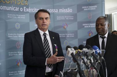 O presidente eleito Jair Bolsonaro fala à imprensa, após receber uma honraria do Exército, a Medalha do Pacificador com Palma, entregue durante audiência fechada no Quartel-General do Exército, em Brasília. Foto: José Cruz/Agência Brasil