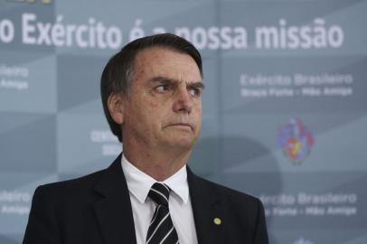 O presidente eleito Jair Bolsonaro fala à imprensa, após receber uma honraria do Exército, a Medalha do Pacificador com Palma, entregue durante audiência fechada no Quartel-General do Exército, em Brasília. Foto: José Cruz/Agência Brasil