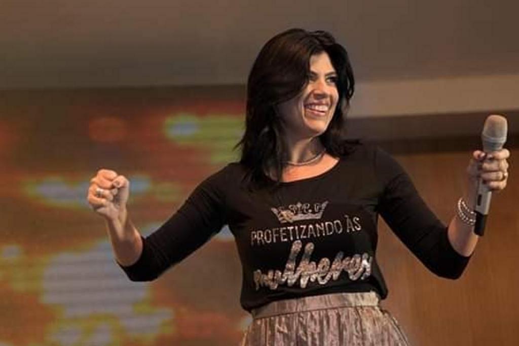 Cantora gospel é criticada por fiéis após vídeo dançando funk no altar | GZH