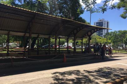 Parada de ônibus interditada na Avenida Salvador França, em Porto Alegre. Foto: Eduardo Paganella/Agência RBS