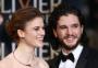 Kit Harington e Rose Leslie  colocando detalhes de GOT em seu casamento