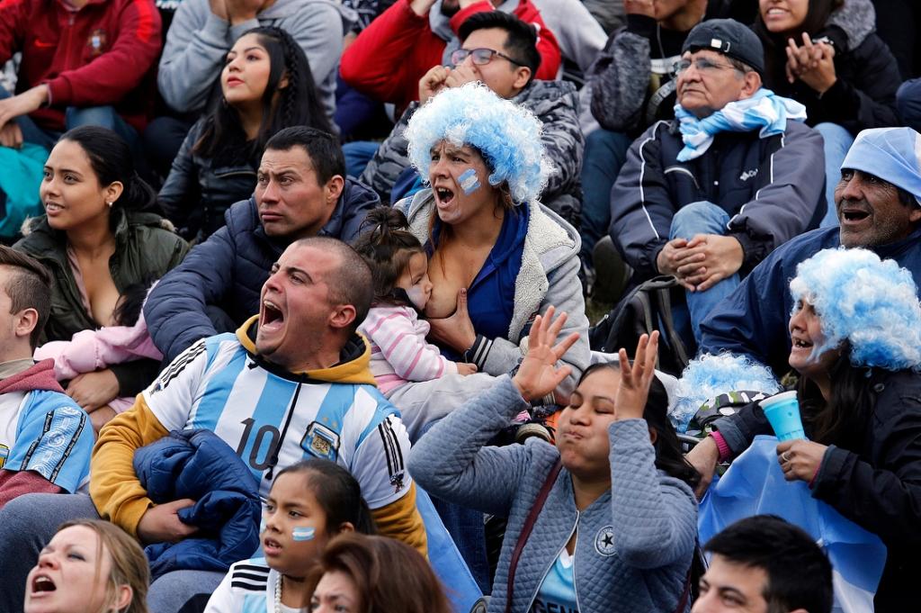 Foto de mulher argentina amamentando a filha assistindo ao jogo da Copa  viraliza na internet | Donna