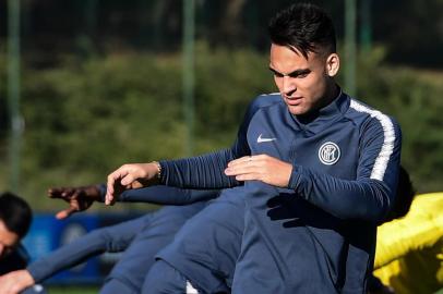 Inter Milans Argentine forward Lautaro Martinez stretches during a training session at the Appiano Gentile training ground on November 27, 2018, on the eve of the UEFA Champions League group B football match Tottenham vs Inter Milan. (Photo by Miguel MEDINA / AFP)