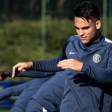 Inter Milans Argentine forward Lautaro Martinez stretches during a training session at the Appiano Gentile training ground on November 27, 2018, on the eve of the UEFA Champions League group B football match Tottenham vs Inter Milan. (Photo by Miguel MEDINA / AFP)