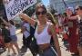 Emily Ratajkowski dá a melhor resposta a críticas por look "sexy demais" em protesto contra o juiz Kavanaugh