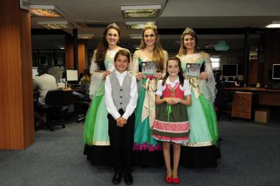  CAXIAS DO SUL, RS, BRASIL, 27/11/2018Comitiva da Bella Festa, de Fagundes Varela, divulga o evento que inicia dia 6 de dezembro. Rainha Paola Roncato de Carli (ao centro), princesas Veridiana Giachini e Maria Carolina Cirena, prefeita Claudia Moreschi Tomé, e os pequenos Picoli Talianeti Luis Henrique Duz Valente e Fernanda Molossi Zandoná. (Lucas Amorelli/Agência RBS)