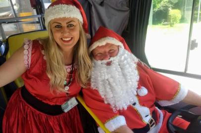 Ônibus de Natal da Carris pilotado por um Papai-Noel e Mamãe-Noel