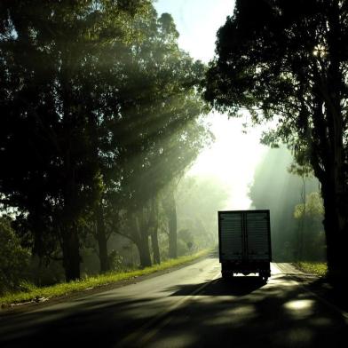 *** Clima/tempo-RicardoW ***Clima ,amanhecer com céu limpo, sol e neblina na Serra na foto uma caminhão transita na RSc 453