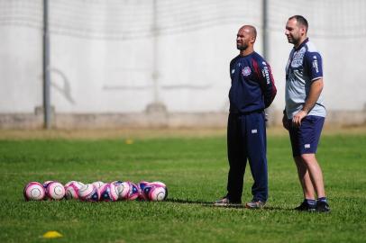  CAXIAS DO SUL, RS, BRASIL, 06/12/2018. Treino do Caxias no campo suplementar. O Caxias está se preparando para o Gauchão 2019. Na foto, técnico Pingo (E). (Porthus Junior/Agência RBS)