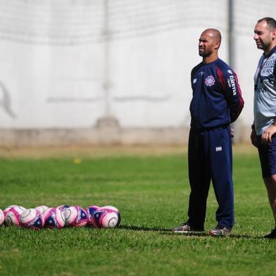  CAXIAS DO SUL, RS, BRASIL, 06/12/2018. Treino do Caxias no campo suplementar. O Caxias está se preparando para o Gauchão 2019. Na foto, técnico Pingo (E). (Porthus Junior/Agência RBS)