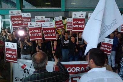  Na noite de ontem, em assembleia organizada pelo Sindisaúde-RS e mais três sindicatos, os profissionais da saúde de Canoas decidiram suspender a greve após sinalização da prefeitura e do Gamp em relação a pagamentos. Os funcionários destacam que o estado de greve continua e que a paralisação pode ser retomada em caso de descumprimento.  