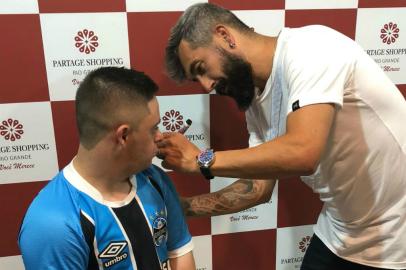 De férias, Douglas, meia do Grêmio, participa de evento beneficente em Rio Grande