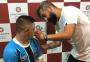 Douglas participa de ação solidária em Rio Grande e diz que gostaria de ficar no Grêmio