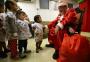 Festa surpresa de Natal encanta crianças internadas em hospital da Capital