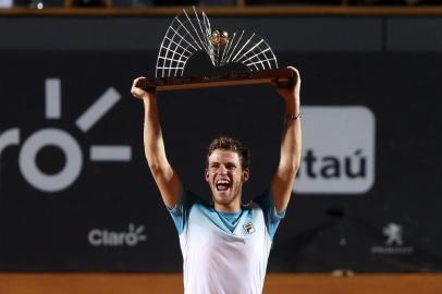 Uma semana inesquecível para o pequeno Diego Schwartzman. O menor entre os 100 melhores tenistas do mundo atualmente, com apenas 1,70m, se tornou um gigante no Rio de Janeiro, bateu tenistas consagrados como Gael Monfils e foi campeão do Rio Open neste domingo após vencer o experiente Fernando Verdasco em 2 sets a 0, parciais de 6/2 e 6/3, em 1h23. 