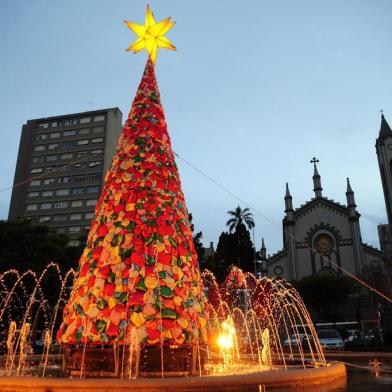  CAXIAS DO SUL, RS, BRASIL, 09/12/2018. Iluminação Natalina na praça Dante Alighieri, árvore de Natal.(Porthus Junior/Agência RBS)