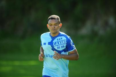  CAXIAS DO SUL, RS, BRASIL, 07/12/2018. Treino do Caxias no gramado suplementar. O Caxias se prepara para disputar o Gauchão 2019. Na foto, volante Marabá. (Porthus Junior/Agência RBS)