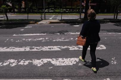  CAXIAS DO SUL, RS, BRASIL 07/12/2018Faixas de segurança da Perimetral Norte Mal-conservadas, deterioradas e com pintura se apagando prejudicam os pedestres. (Felipe Nyland/Agência RBS)