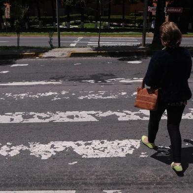  CAXIAS DO SUL, RS, BRASIL 07/12/2018Faixas de segurança da Perimetral Norte Mal-conservadas, deterioradas e com pintura se apagando prejudicam os pedestres. (Felipe Nyland/Agência RBS)