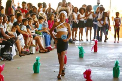  PORTO ALEGRE, RS, BRASIL 07/12/2018 - Escola Grande Oriente promove desfile de crianças enaltecendo a beleza negra. (FOTO: ROBINSON ESTRÁSULAS/AGÊNCIA RBS)